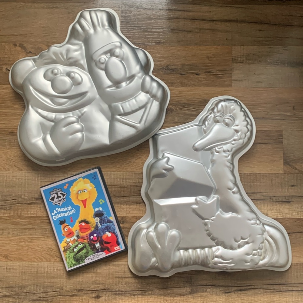 🎂🎉Big Bird/Ernie & Bert  Retired Wilton Cake Pans Excellent Vintage Condition